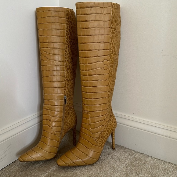 SOLD//Vince Camuto boots - Picture 1 of 2